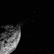 Imagen de Bennu en la que se aprecia la nube de partículas emitida por el asteroide.